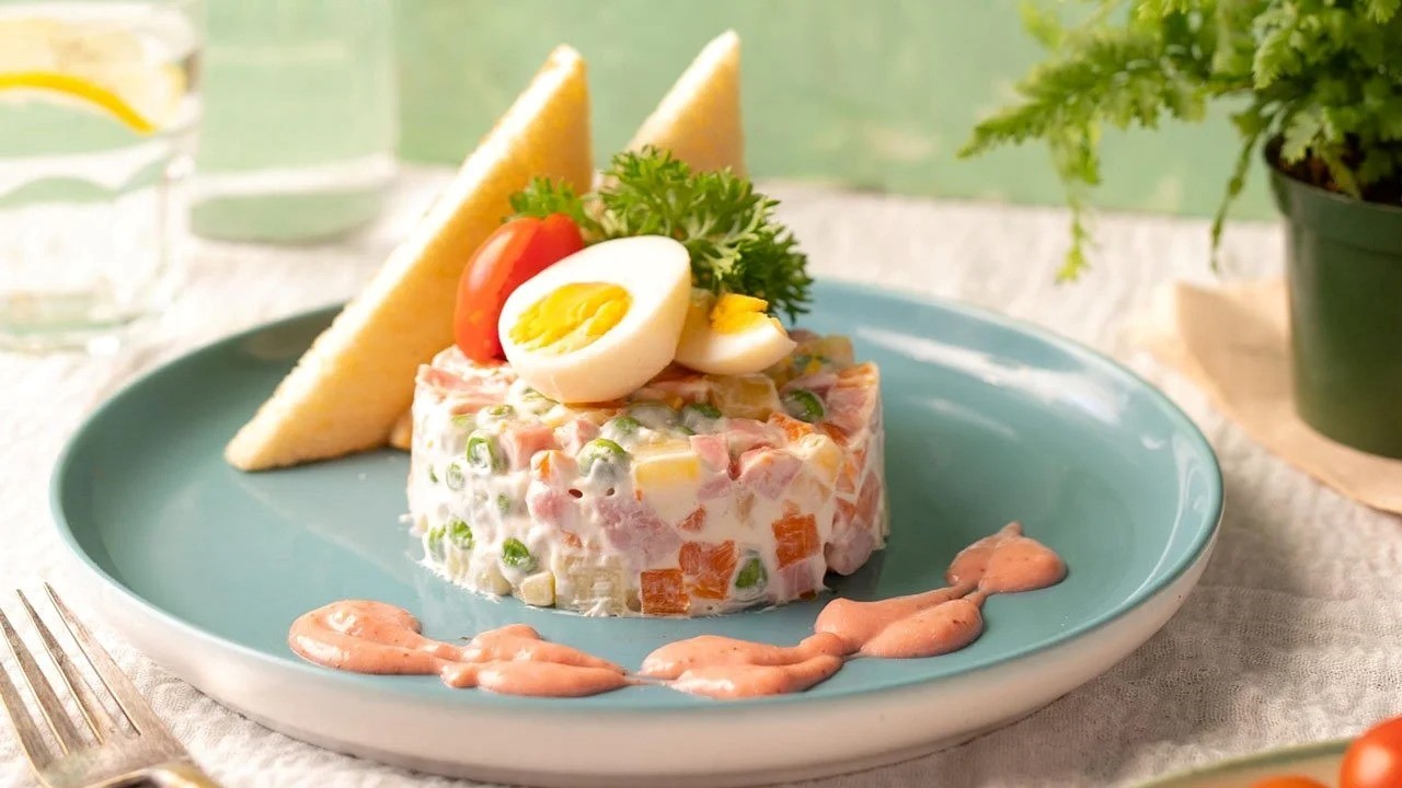 طرز تهیه سالاد الویه با انواع روش ها